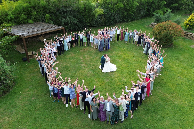 Photo aérienne de groupe par drone de mariage